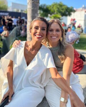 Mónica Jardim Instagram - Ontem celebrámos 12 anos de Somos Portugal! Muitos parabéns a tod@s os que fizeram parte deste dia tão especial e OBRIGADA ao público que nos acompanha sempre ao vivo ou em casa 🩷
Continuamos com este bonito compromisso de todos os domingos homenagearmos as nossas gentes, tradições, cultura popular, boa gastronomia e um país que é simplesmente MARAVILHOSO! 🇵🇹 

📸 @marcofonseca_photo