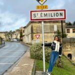 Mónica Jardim Instagram - Charmosa e cenográfica, Saint Emilion é uma vila medieval de visita obrigatória! Fica apenas a meia-hora de comboio de Bordéus e além de bom vinho, tem uns macarrons irresistíveis 💛 #saintemilion #france Saint-Émilion