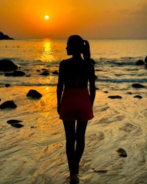 Mónica Jardim Instagram - O pôr-do-sol.... impossível ficar indiferente aos tons nobres quando o sol se prepara para repousar.... qual o vosso favorito? 1, 2, 3, 4, 5, 6 ou 7? 😍
#sunsetinthailand #GalaxyS24