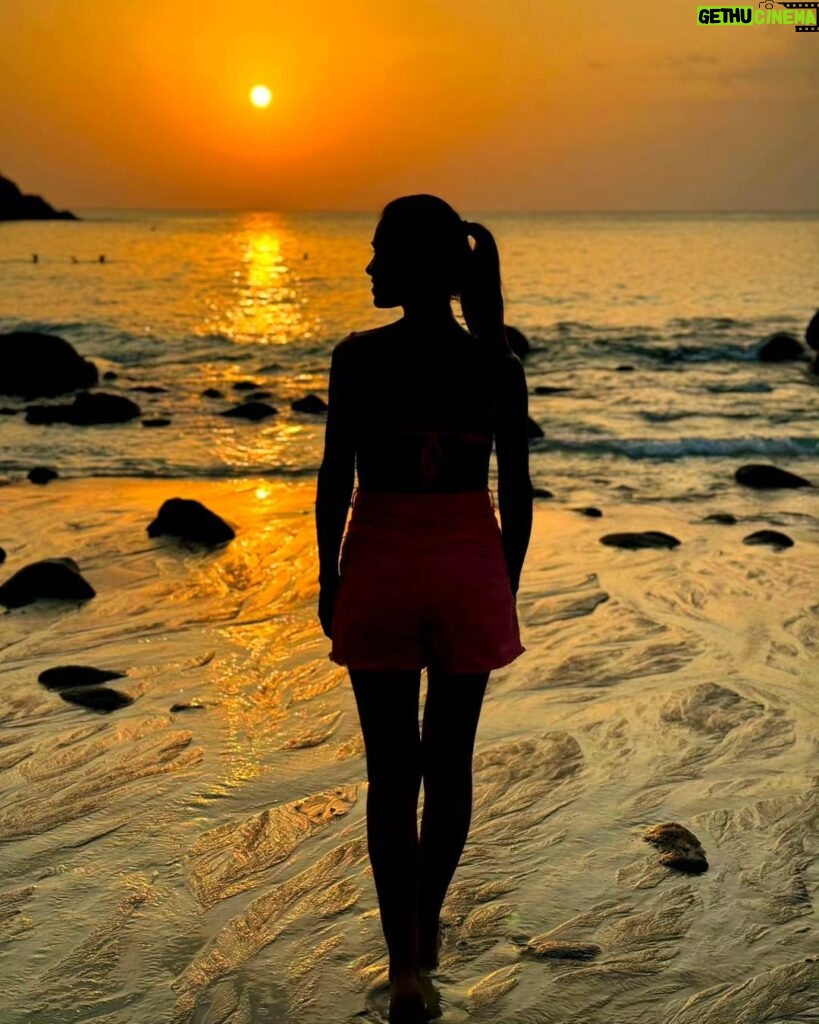 Mónica Jardim Instagram - O pôr-do-sol.... impossível ficar indiferente aos tons nobres quando o sol se prepara para repousar.... qual o vosso favorito? 1, 2, 3, 4, 5, 6 ou 7? 😍 #sunsetinthailand #GalaxyS24 Thailand