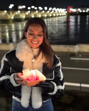 Mónica Jardim Instagram - Mais um 🎂!

MUITO OBRIGADA a todos pelas bonitas e doces mensagens! Recebi muito mimo 🤗

Gosto de viajar nos meus anos e já o faço há bastante tempo, por isso, desde Bordéus, um beijo gigante com sabor a macarron de praliné 😜❤️