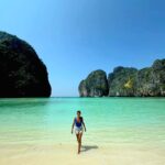 Mónica Jardim Instagram - Já lá vão 24 anos desde que o filme "A Praia" fez de Maya Bay uma das praias mais visitadas na Tailândia. Recebeu tanto turismo desde então, que nos últimos 4 anos esteve fechada por causa dos danos ambientais. Conseguiu ganhar novamente vida com a recuperação da sua fauna e flora. Os tubarões voltaram, os corais estão a crescer e a água está novamente limpa. Com esta reabertura em Outubro de 2023, há novas regras: os barcos não podem atracar junto à praia, não é permitido tomar banho e só entra um número reduzido de visitantes por dia. Eu acrescentava mais uma: punha o DiCaprio a tirar selfies 😜 #mayabay #thebeach #phiphiisland #thailand🇹🇭 @turismo_da_tailandia Maya Bay, Phi Phi Island, Thailand