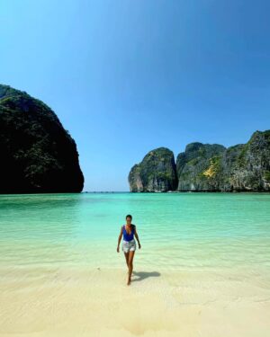 Mónica Jardim Instagram - Já lá vão 24 anos desde que o filme "A Praia" fez de Maya Bay uma das praias mais visitadas na Tailândia. Recebeu tanto turismo desde então, que nos últimos 4 anos esteve fechada por causa dos danos ambientais. Conseguiu ganhar novamente vida com a recuperação da sua fauna e flora. Os tubarões voltaram, os corais estão a crescer e a água está novamente limpa. Com esta reabertura em Outubro de 2023, há novas regras: os barcos não podem atracar junto à praia, não é permitido tomar banho e só entra um número reduzido de visitantes por dia. Eu acrescentava mais uma: punha o DiCaprio a tirar selfies 😜
#mayabay #thebeach #phiphiisland #thailand🇹🇭 @turismo_da_tailandia