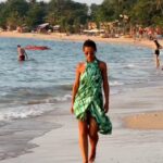 Mónica Jardim Instagram - Koh Lanta é mais uma ilha encantadora situada ao largo da costa de Krabi, no sul da Tailândia. Mais uma paragem obrigatória onde alugar uma scooter é essencial para conhecer todo o charme da ilha.... e quem se apaixonou por Koh Lanta foi a Ana Anjos, uma portuguesa que decidiu viver neste paraíso há mais de um ano. Aqui montou o seu próprio negócio, a Luana Villas, e está a viver o sonho asiático. Oito villas numa zona sossegada a poucos metros da Klong Khong Beach, a praia mais hippie da ilha onde a natureza está bem presente, bem como uma boa oferta de bares e restaurantes. Perguntei à Ana se pensa regressar algum dia a Portugal e a resposta foi rápida: nunca! Obrigada Ana pelo carinho e simpatia, senti-me muito bem-vinda nesta tua nova casa onde recebes qualquer cidadão do mundo 🤗💚 #kohlanta #thailand🇹🇭 Koh Lanta, Thailand