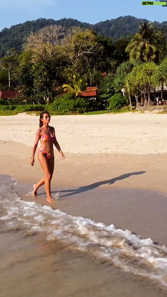 Mónica Jardim - 4.3K Likes - Bem-vindos a Koh Lanta, mais uma das centenas de ilhas a visitar no sul da Tailândia e esta é uma das praias mais bonitas: Kantiang Bay
#kantiangbay #thailand🇹🇭