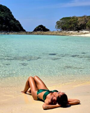 Mónica Jardim Instagram - Achei que precisavam de uma praia exótica no vosso feed.... e não se esqueçam de meter protetor porque estão 35 graus 😜💚
#kohrok #kohhaa #thailand🇹🇭
