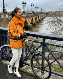 Mónica Jardim Instagram - Première fois à Bordeaux! 😊 Foram uns valentes 15 kms a pé para descobrir os encantos desta bonita cidade, património mundial da Unesco e capital mundial do vinho! Nada que dois copos de vinho não tenham ajudado 😜 Bordéus França