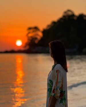 Mónica Jardim Instagram - O pôr-do-sol.... impossível ficar indiferente aos tons nobres quando o sol se prepara para repousar.... qual o vosso favorito? 1, 2, 3, 4, 5, 6 ou 7? 😍
#sunsetinthailand #GalaxyS24