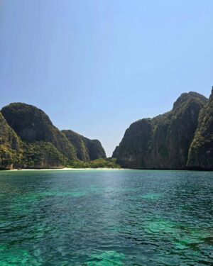 Mónica Jardim Instagram - Já lá vão 24 anos desde que o filme "A Praia" fez de Maya Bay uma das praias mais visitadas na Tailândia. Recebeu tanto turismo desde então, que nos últimos 4 anos esteve fechada por causa dos danos ambientais. Conseguiu ganhar novamente vida com a recuperação da sua fauna e flora. Os tubarões voltaram, os corais estão a crescer e a água está novamente limpa. Com esta reabertura em Outubro de 2023, há novas regras: os barcos não podem atracar junto à praia, não é permitido tomar banho e só entra um número reduzido de visitantes por dia. Eu acrescentava mais uma: punha o DiCaprio a tirar selfies 😜
#mayabay #thebeach #phiphiisland #thailand🇹🇭 @turismo_da_tailandia