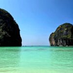 Mónica Jardim Instagram - Já lá vão 24 anos desde que o filme "A Praia" fez de Maya Bay uma das praias mais visitadas na Tailândia. Recebeu tanto turismo desde então, que nos últimos 4 anos esteve fechada por causa dos danos ambientais. Conseguiu ganhar novamente vida com a recuperação da sua fauna e flora. Os tubarões voltaram, os corais estão a crescer e a água está novamente limpa. Com esta reabertura em Outubro de 2023, há novas regras: os barcos não podem atracar junto à praia, não é permitido tomar banho e só entra um número reduzido de visitantes por dia. Eu acrescentava mais uma: punha o DiCaprio a tirar selfies 😜 #mayabay #thebeach #phiphiisland #thailand🇹🇭 @turismo_da_tailandia Maya Bay, Phi Phi Island, Thailand