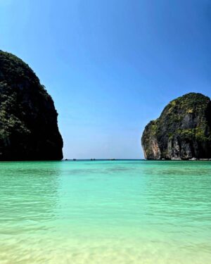Mónica Jardim Instagram - Já lá vão 24 anos desde que o filme "A Praia" fez de Maya Bay uma das praias mais visitadas na Tailândia. Recebeu tanto turismo desde então, que nos últimos 4 anos esteve fechada por causa dos danos ambientais. Conseguiu ganhar novamente vida com a recuperação da sua fauna e flora. Os tubarões voltaram, os corais estão a crescer e a água está novamente limpa. Com esta reabertura em Outubro de 2023, há novas regras: os barcos não podem atracar junto à praia, não é permitido tomar banho e só entra um número reduzido de visitantes por dia. Eu acrescentava mais uma: punha o DiCaprio a tirar selfies 😜
#mayabay #thebeach #phiphiisland #thailand🇹🇭 @turismo_da_tailandia