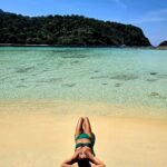 Mónica Jardim Instagram - Achei que precisavam de uma praia exótica no vosso feed.... e não se esqueçam de meter protetor porque estão 35 graus 😜💚 #kohrok #kohhaa #thailand🇹🇭 Koh Rok, Thailand