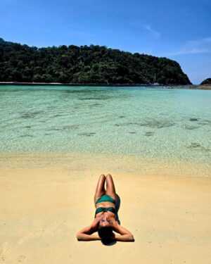 Mónica Jardim Instagram - Achei que precisavam de uma praia exótica no vosso feed.... e não se esqueçam de meter protetor porque estão 35 graus 😜💚
#kohrok #kohhaa #thailand🇹🇭