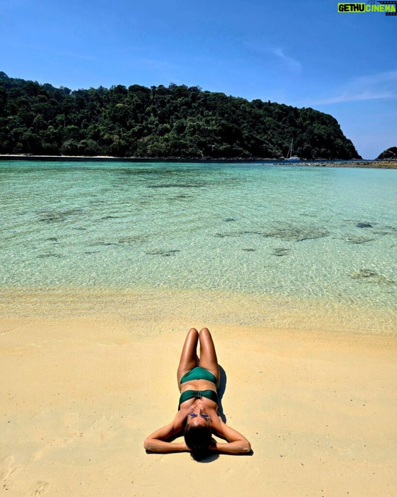 Mónica Jardim Instagram - Achei que precisavam de uma praia exótica no vosso feed.... e não se esqueçam de meter protetor porque estão 35 graus 😜💚 #kohrok #kohhaa #thailand🇹🇭 Koh Rok, Thailand