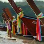 Mónica Jardim Instagram - Feitos em madeira, os longtail são os icónicos e tradicionais barcos da Tailândia cujas proas estão sempre enfeitadas com lenços coloridos e flores. Dizem ser oferendas para os espíritos das águas e uma homenagem à Mãe Ya Nang, a deusa guardiã dos barcos que oferece proteção e segurança nas viagens.... Uma imagem de marca do sudeste asiático 💚 Koh Lipe Thailand
