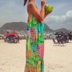 Mónica Jardim Instagram - Rio, é calor, é praia, é boa energia, é agua de coco, é suco de abacaxi, é fotogenia, é samba no pé, é intensa, é beleza e alegria! Em breve tou de volta galera! 😜💛🇧🇷🌴 📸 @renatacoutinhofotografia #riodejaneiro @lezalez @justforherlojaoeiras Rio de Janeiro, Rio de Janeiro