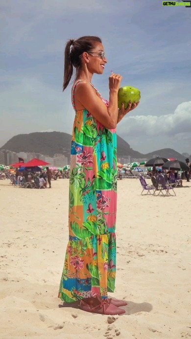 Mónica Jardim Instagram - Rio, é calor, é praia, é boa energia, é agua de coco, é suco de abacaxi, é fotogenia, é samba no pé, é intensa, é beleza e alegria! Em breve tou de volta galera! 😜💛🇧🇷🌴 📸 @renatacoutinhofotografia #riodejaneiro @lezalez @justforherlojaoeiras Rio de Janeiro, Rio de Janeiro