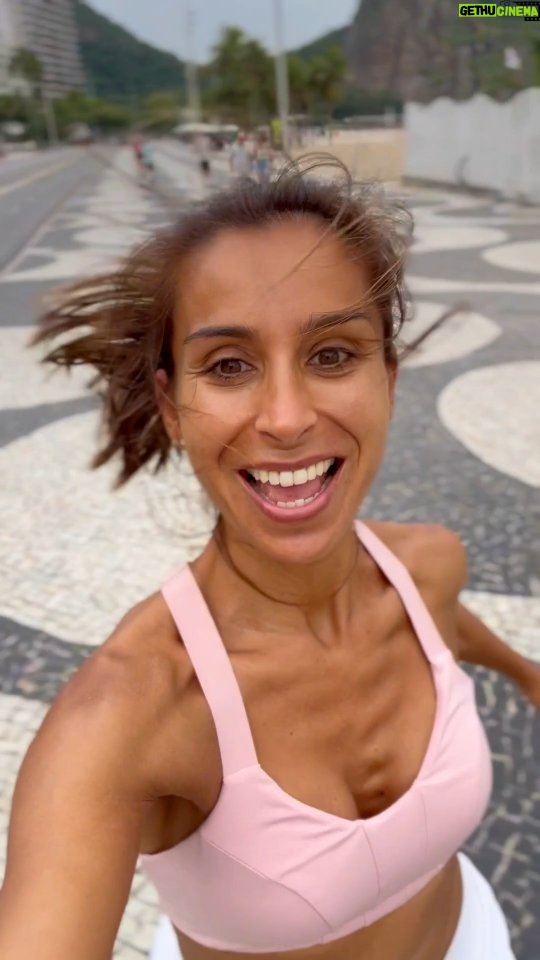 Mónica Jardim Instagram - Bom djjjiiiaaaa! 🌴 A começar o dia no calçadão! 😉 #riodejaneiro Rio de Janeiro Brasil