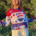 Mónica Jardim Instagram - Quem é que já tem uma camisola de Natal bem gira e quentinha, quem é?! 🙋🏽‍♀️ Mas vocês também podem ter uma igual a esta.... Como?? Simples. Basta espreitarem o perfil da @remaxportugal Aposto que até ao Pai Natal vai querer uma! 😜 #giveaway