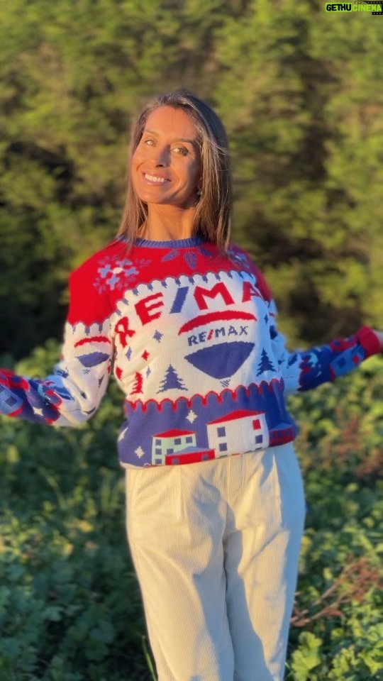 Mónica Jardim Instagram - Quem é que já tem uma camisola de Natal bem gira e quentinha, quem é?! 🙋🏽♀️ Mas vocês também podem ter uma igual a esta.... Como?? Simples. Basta espreitarem o perfil da @remaxportugal Aposto que até ao Pai Natal vai querer uma! 😜 #giveaway