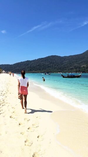 Mónica Jardim Instagram - Três aviões, um minibus e um speed boat para chegar a este paraíso chamado Koh Lipe. Foram 36h de viagem.... agora sim... que comecem as férias! 😜
#kohlipe #thailand