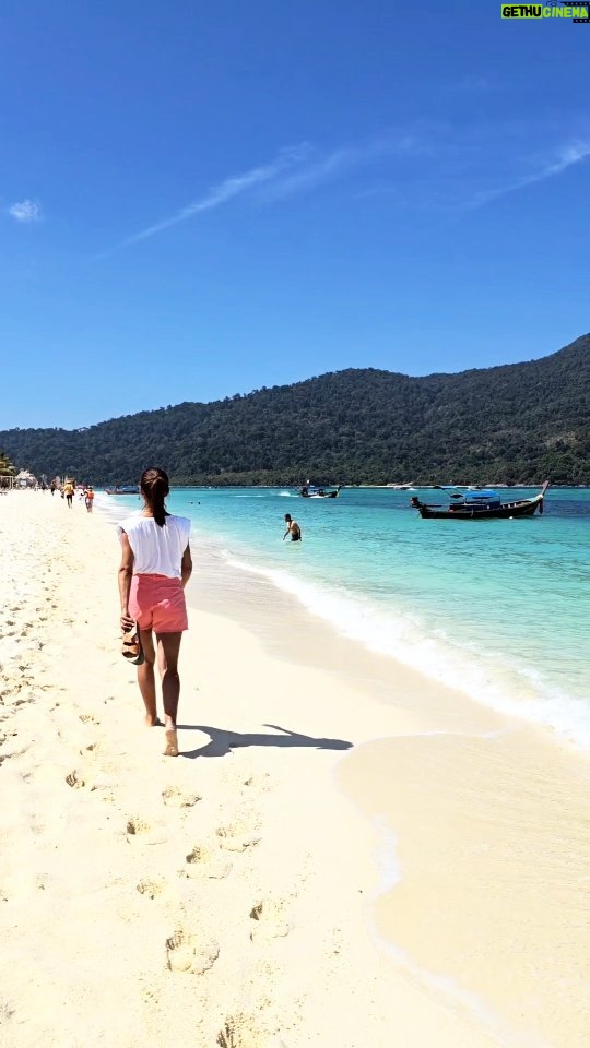 Mónica Jardim - 4.5K Likes - Três aviões, um minibus e um speed boat para chegar a este paraíso chamado Koh Lipe. Foram 36h de viagem.... agora sim... que comecem as férias! 😜
#kohlipe #thailand