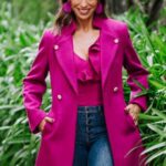 Mónica Jardim Instagram - Vamos lá usar um púrpura para contrastar com o verde Minho 💜 Obrigada pelas bonitas fotos @coelhosaudiovisuais @rafaelopez21 Make-Up: @renatafigueiredos Cabelos: @mariah_menezz Casaco: @justforherlojaoeiras @valentinario.official Brincos: @pensart