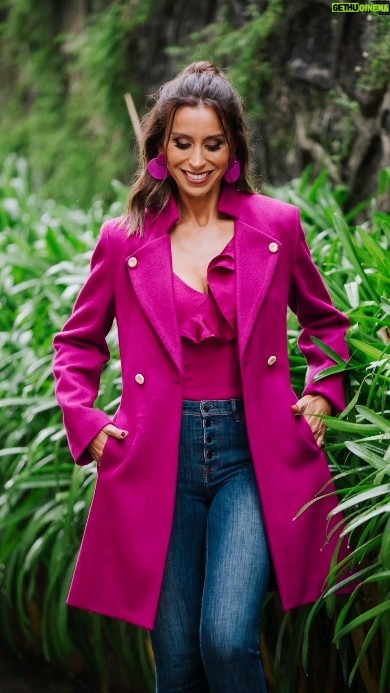 Mónica Jardim Instagram - Vamos lá usar um púrpura para contrastar com o verde Minho 💜 Obrigada pelas bonitas fotos @coelhosaudiovisuais @rafaelopez21 Make-Up: @renatafigueiredos Cabelos: @mariah_menezz Casaco: @justforherlojaoeiras @valentinario.official Brincos: @pensart