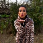 Mónica Jardim Instagram – Somos Portugal 🤎
Make-Up: @renatafigueiredos 
Cabelos: @mariah_menezz 
Casaco: @nosecretsmilano @sousaeaugusto