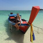 Mónica Jardim Instagram - Feitos em madeira, os longtail são os icónicos e tradicionais barcos da Tailândia cujas proas estão sempre enfeitadas com lenços coloridos e flores. Dizem ser oferendas para os espíritos das águas e uma homenagem à Mãe Ya Nang, a deusa guardiã dos barcos que oferece proteção e segurança nas viagens.... Uma imagem de marca do sudeste asiático 💚 Koh Lipe Thailand