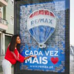 Mónica Jardim Instagram - Numa altura em que o humor anda espalhado pelos mupis de várias cidades, o amor também invadiu o país com esta nova campanha da @remaxportugal " Cada vez mais ❤️" representa os mais de 12 mil agentes e todos quantos trabalham nesta empresa líder do mercado imobiliário nacional. Amor não falta em tudo aquilo que fazem, daí estarem cada vez mais próximos dos portugueses. Quando passarem por um destes mupis, espreitem os vários rostos dos agentes, talvez encontrem quem vos ajudou a encontrar a vossa casa, o vosso ninho do amor ❤️