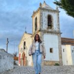 Mónica Jardim Instagram - Começar o ano nos lugares onde somos felizes 💛 Feliz 2024 para todos! 🥳 #alcacerdosal #santasusana #alentejo Alcácer do Sal