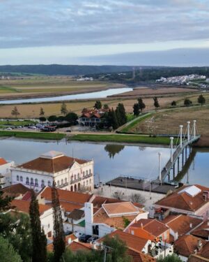 Mónica Jardim Instagram - Começar o ano nos lugares onde somos felizes 💛
Feliz 2024 para todos! 🥳
#alcacerdosal #santasusana #alentejo