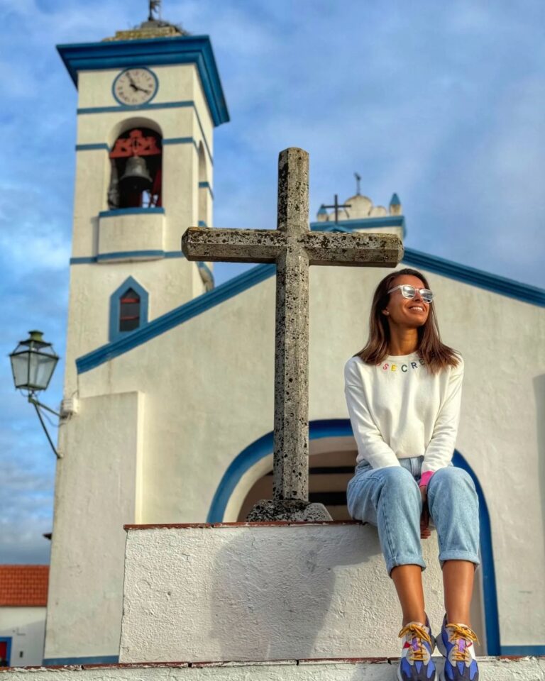 Mónica Jardim Instagram - Começar o ano nos lugares onde somos felizes 💛 Feliz 2024 para todos! 🥳 #alcacerdosal #santasusana #alentejo Alcácer do Sal