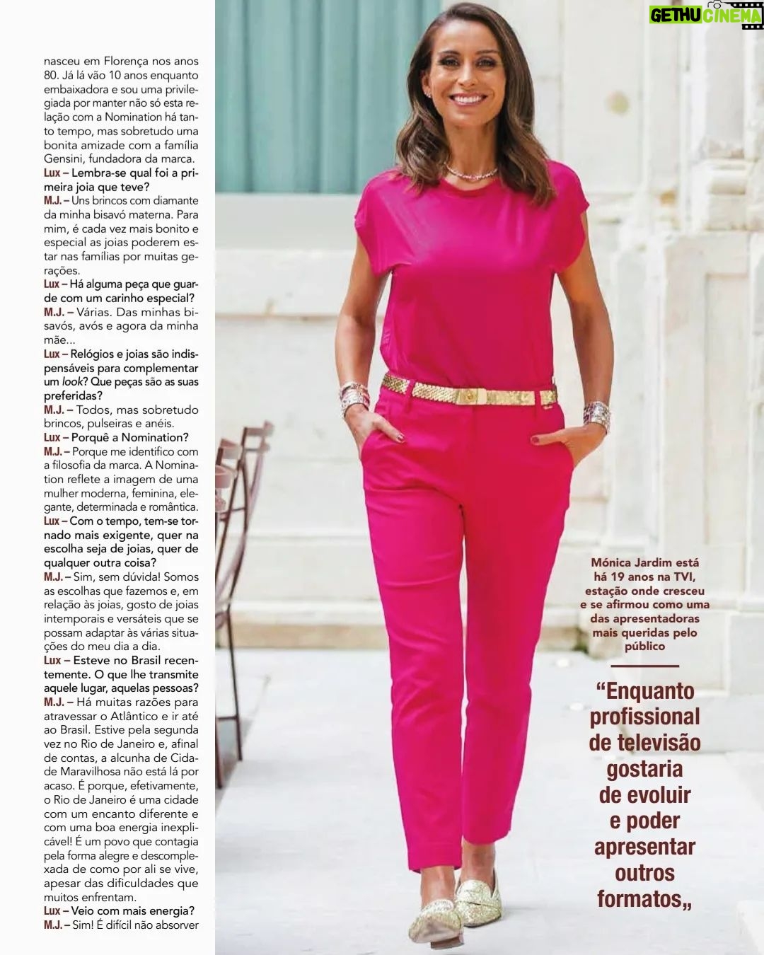 Mónica Jardim Instagram - Obrigada @revistalux pelo carinho, respeito e seriedade de sempre 🩷 Fotos: @arturlourenco_lisboa Texto: @naircoelho Jóias: @nominationitalyofficial Make-Up: @anacarapeto_makeup Vestido: @korallineofficialpage @justforherlojaoeiras