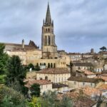 Mónica Jardim Instagram - Charmosa e cenográfica, Saint Emilion é uma vila medieval de visita obrigatória! Fica apenas a meia-hora de comboio de Bordéus e além de bom vinho, tem uns macarrons irresistíveis 💛 #saintemilion #france Saint-Émilion