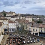 Mónica Jardim Instagram - Charmosa e cenográfica, Saint Emilion é uma vila medieval de visita obrigatória! Fica apenas a meia-hora de comboio de Bordéus e além de bom vinho, tem uns macarrons irresistíveis 💛 #saintemilion #france Saint-Émilion