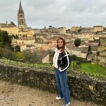 Mónica Jardim Instagram - Charmosa e cenográfica, Saint Emilion é uma vila medieval de visita obrigatória! Fica apenas a meia-hora de comboio de Bordéus e além de bom vinho, tem uns macarrons irresistíveis 💛 #saintemilion #france Saint-Émilion