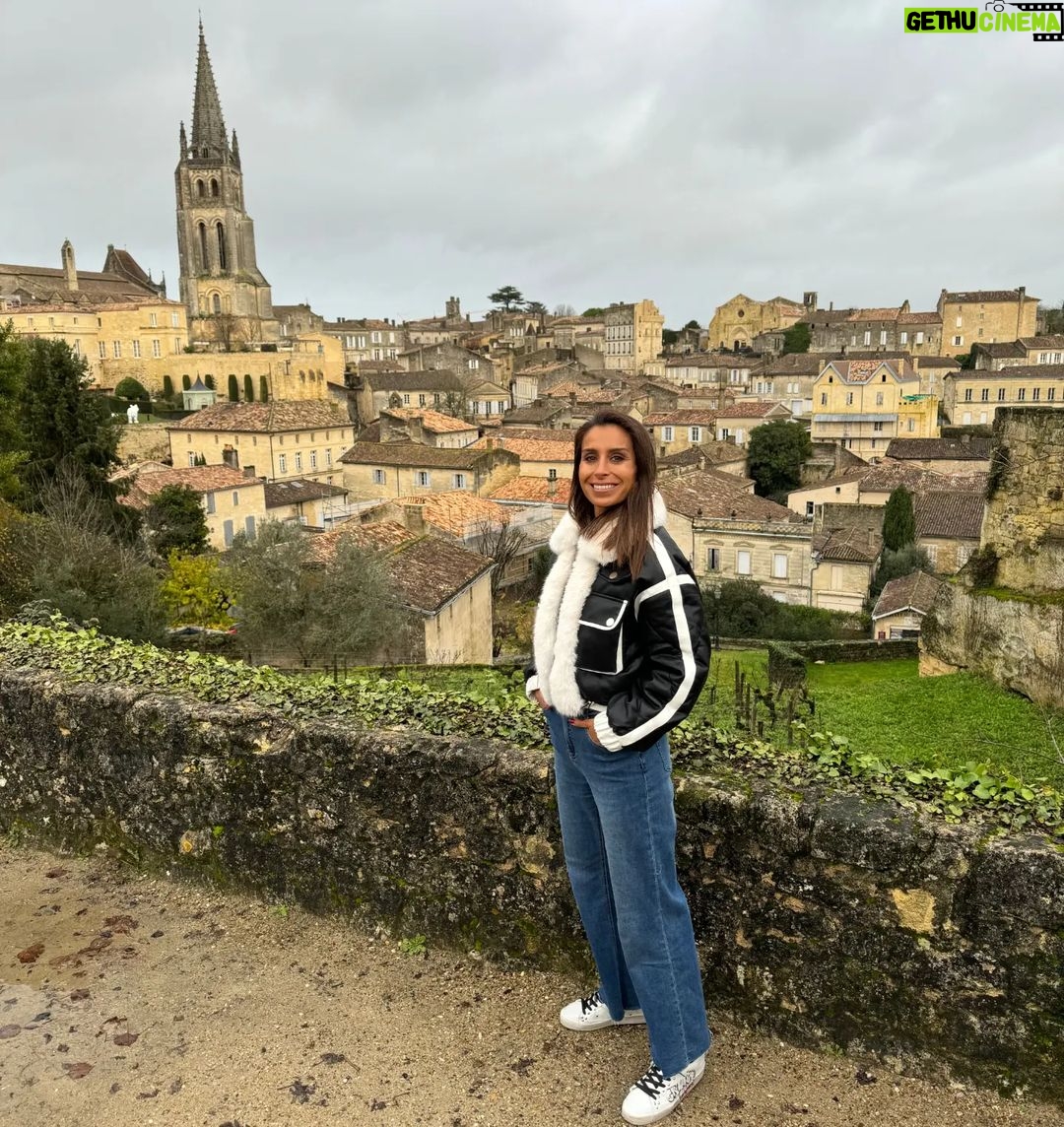 Mónica Jardim Instagram - Charmosa e cenográfica, Saint Emilion é uma vila medieval de visita obrigatória! Fica apenas a meia-hora de comboio de Bordéus e além de bom vinho, tem uns macarrons irresistíveis 💛 #saintemilion #france Saint-Émilion