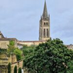 Mónica Jardim Instagram - Charmosa e cenográfica, Saint Emilion é uma vila medieval de visita obrigatória! Fica apenas a meia-hora de comboio de Bordéus e além de bom vinho, tem uns macarrons irresistíveis 💛 #saintemilion #france Saint-Émilion
