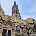Mónica Jardim Instagram - Charmosa e cenográfica, Saint Emilion é uma vila medieval de visita obrigatória! Fica apenas a meia-hora de comboio de Bordéus e além de bom vinho, tem uns macarrons irresistíveis 💛 #saintemilion #france Saint-Émilion