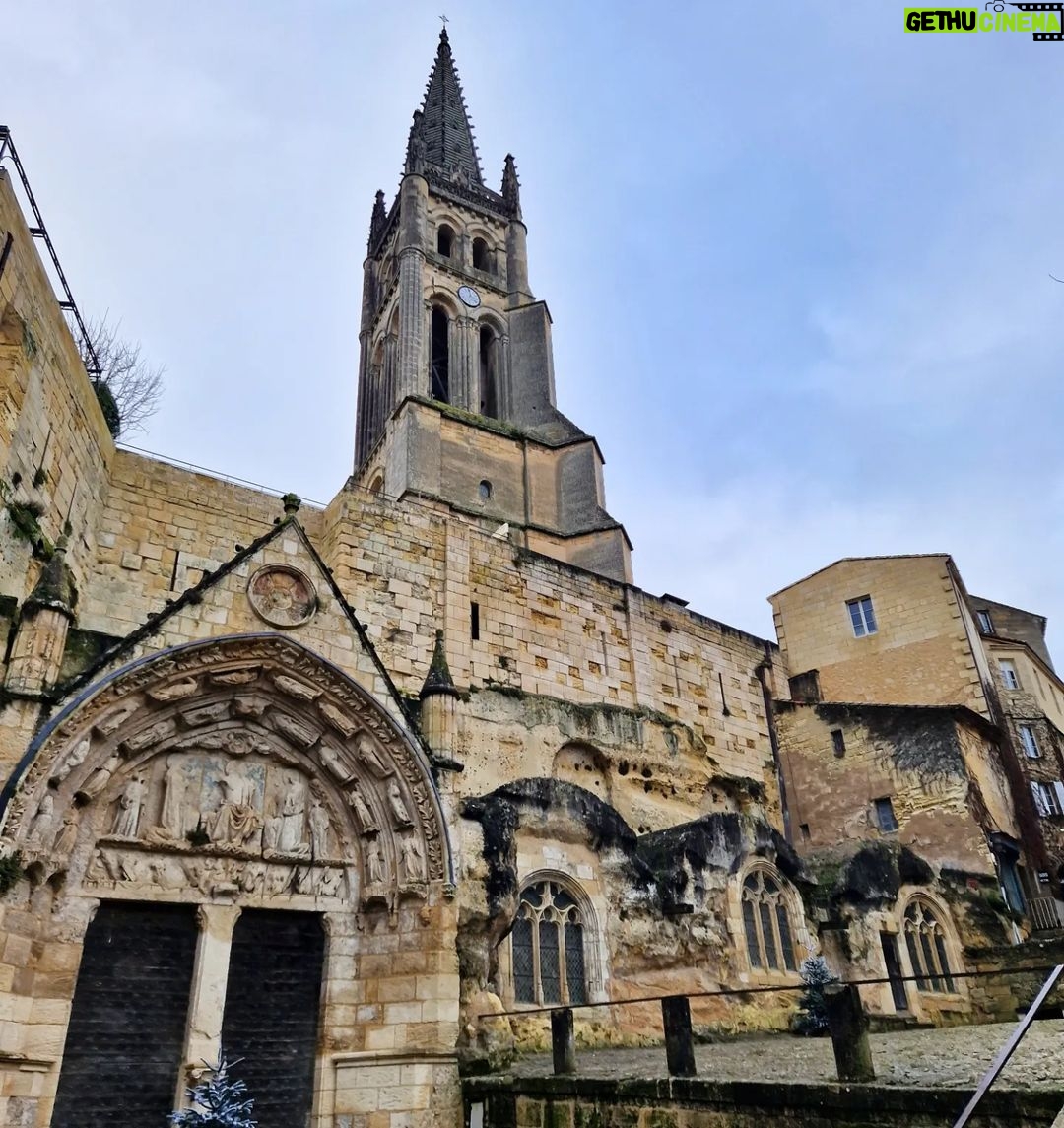 Mónica Jardim Instagram - Charmosa e cenográfica, Saint Emilion é uma vila medieval de visita obrigatória! Fica apenas a meia-hora de comboio de Bordéus e além de bom vinho, tem uns macarrons irresistíveis 💛 #saintemilion #france Saint-Émilion