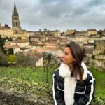 Mónica Jardim Instagram - Charmosa e cenográfica, Saint Emilion é uma vila medieval de visita obrigatória! Fica apenas a meia-hora de comboio de Bordéus e além de bom vinho, tem uns macarrons irresistíveis 💛 #saintemilion #france Saint-Émilion