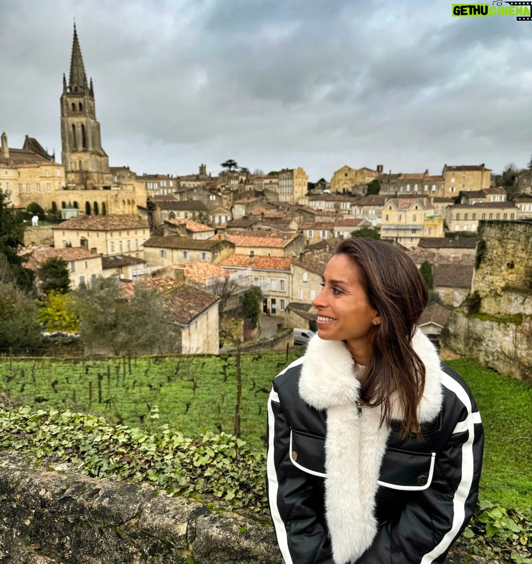 Mónica Jardim Instagram - Charmosa e cenográfica, Saint Emilion é uma vila medieval de visita obrigatória! Fica apenas a meia-hora de comboio de Bordéus e além de bom vinho, tem uns macarrons irresistíveis 💛 #saintemilion #france Saint-Émilion