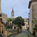 Mónica Jardim Instagram - Charmosa e cenográfica, Saint Emilion é uma vila medieval de visita obrigatória! Fica apenas a meia-hora de comboio de Bordéus e além de bom vinho, tem uns macarrons irresistíveis 💛 #saintemilion #france Saint-Émilion