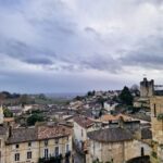 Mónica Jardim Instagram - Charmosa e cenográfica, Saint Emilion é uma vila medieval de visita obrigatória! Fica apenas a meia-hora de comboio de Bordéus e além de bom vinho, tem uns macarrons irresistíveis 💛 #saintemilion #france Saint-Émilion