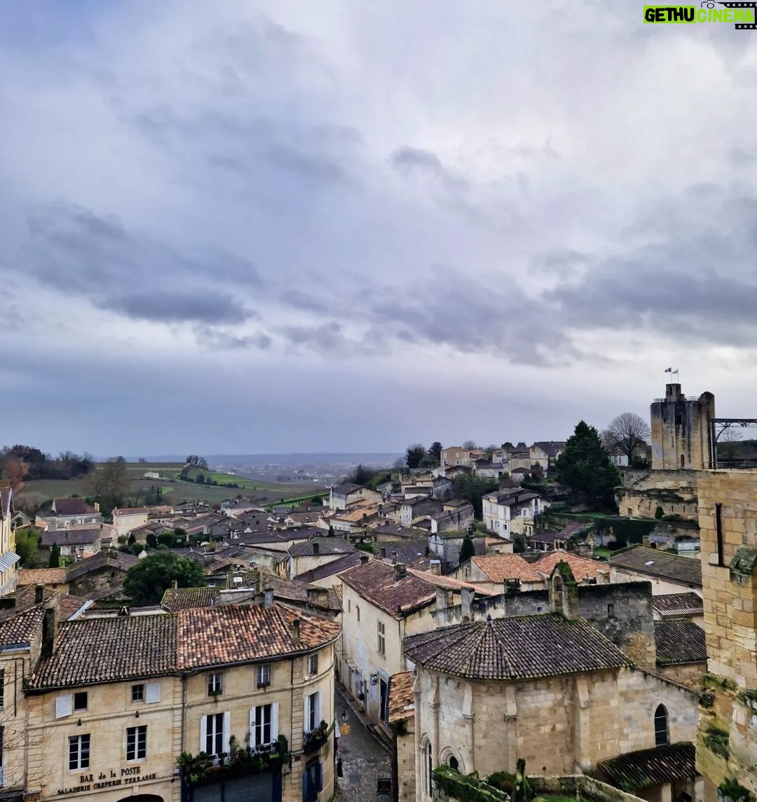 Mónica Jardim Instagram - Charmosa e cenográfica, Saint Emilion é uma vila medieval de visita obrigatória! Fica apenas a meia-hora de comboio de Bordéus e além de bom vinho, tem uns macarrons irresistíveis 💛 #saintemilion #france Saint-Émilion