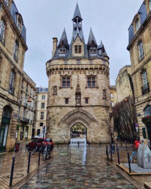 Mónica Jardim Instagram - Première fois à Bordeaux! 😊
Foram uns valentes 15 kms a pé para descobrir os encantos desta bonita cidade, património mundial da Unesco e capital mundial do vinho! Nada que dois copos de vinho não tenham ajudado 😜