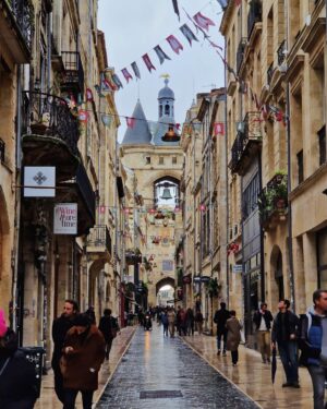 Mónica Jardim Instagram - Première fois à Bordeaux! 😊
Foram uns valentes 15 kms a pé para descobrir os encantos desta bonita cidade, património mundial da Unesco e capital mundial do vinho! Nada que dois copos de vinho não tenham ajudado 😜