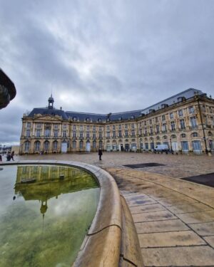 Mónica Jardim Instagram - Première fois à Bordeaux! 😊
Foram uns valentes 15 kms a pé para descobrir os encantos desta bonita cidade, património mundial da Unesco e capital mundial do vinho! Nada que dois copos de vinho não tenham ajudado 😜